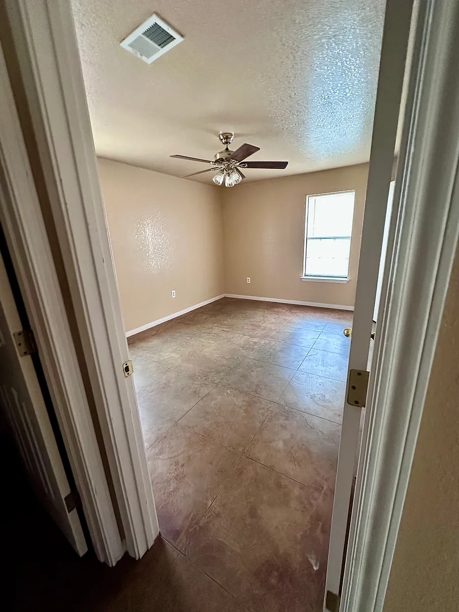 Building Photo - 817 Willowood #817