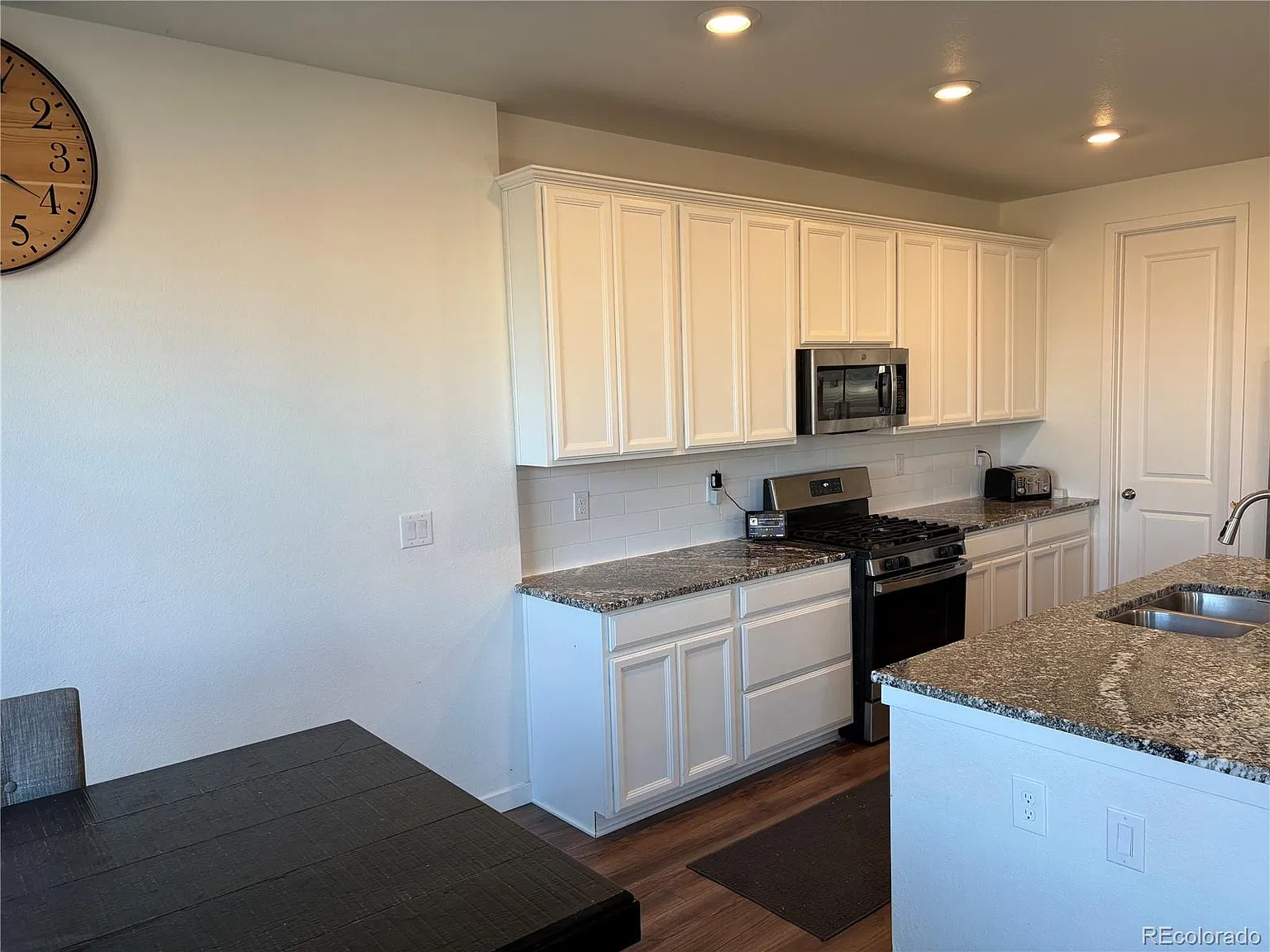 4 bed, 4.0 bath, 2282 sqft, $3,200 — Photo 4