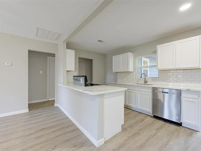 3304 Washington St — Photo 3