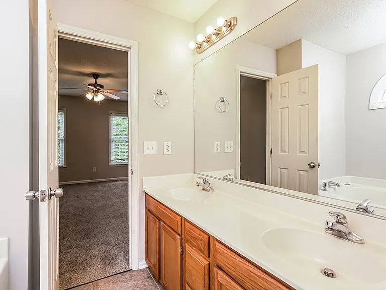 221 Guinevere Ct — Photo 12