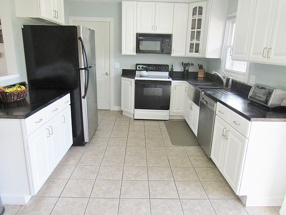 5th image of 205 Maywood St