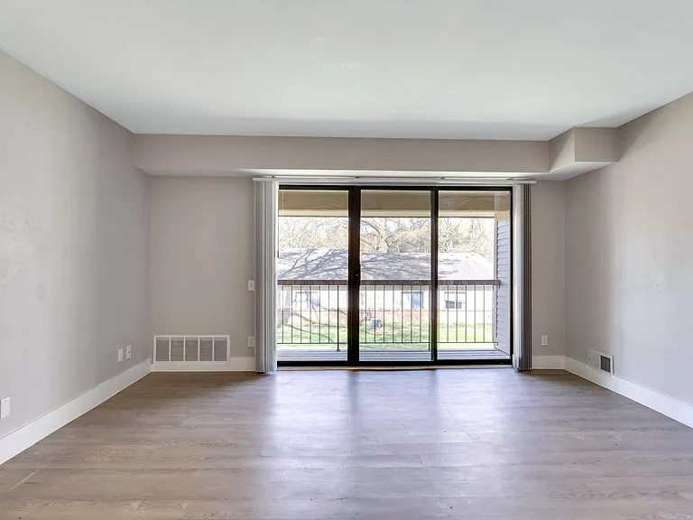 Pine Creek Apartments — Photo 14