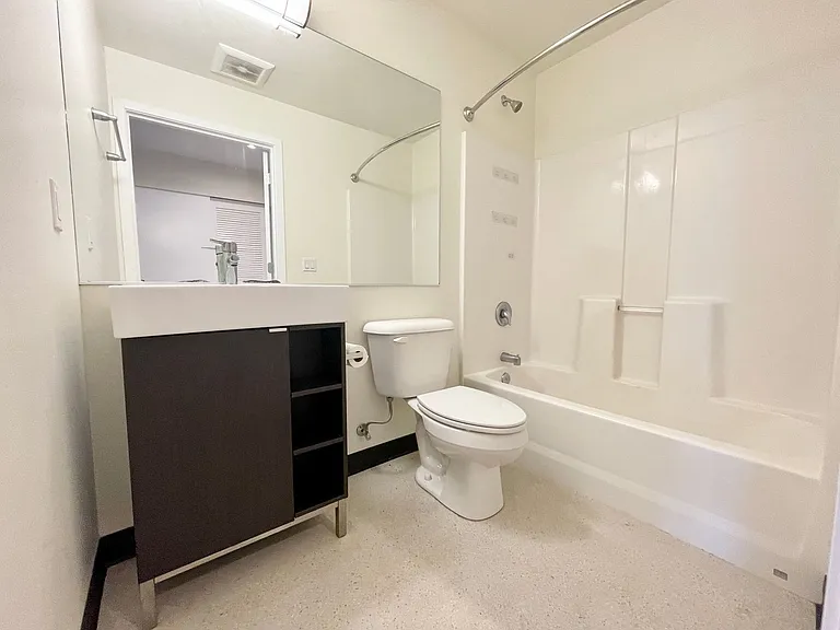 Bayview West Apartments — Photo 17
