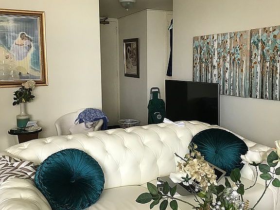 Livingroom, & Lakeview