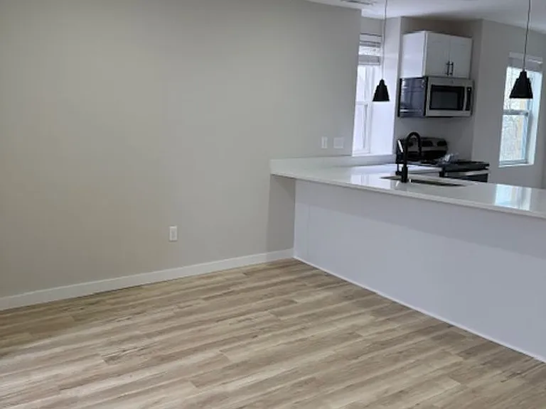 939 Chateau Ave — Photo 5