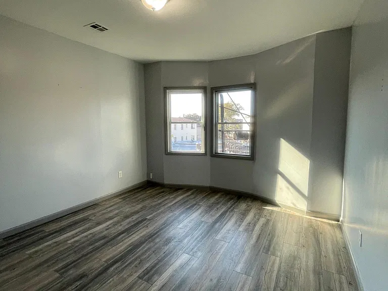 124 Fleming #3R — photo 3 of 3
