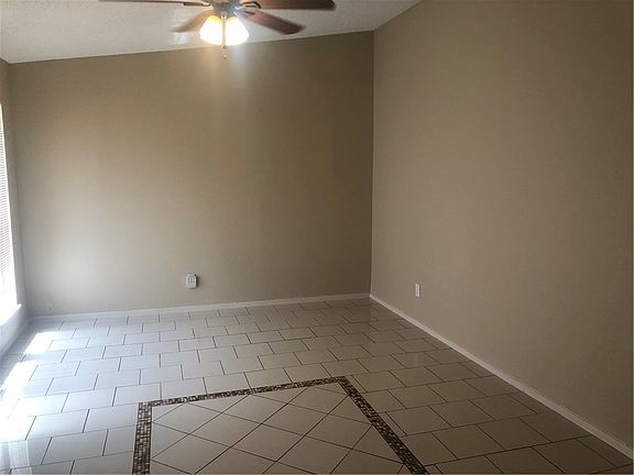 4th image of 10108 Oak Hollow Cir