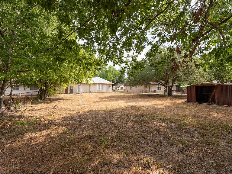 314 E Houston St — Photo 8