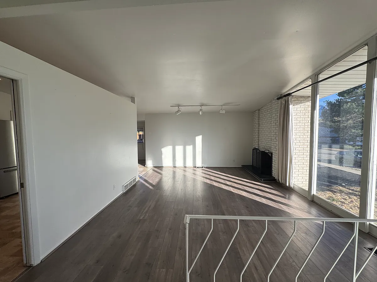 Building Photo - 1439 E Colony Dr