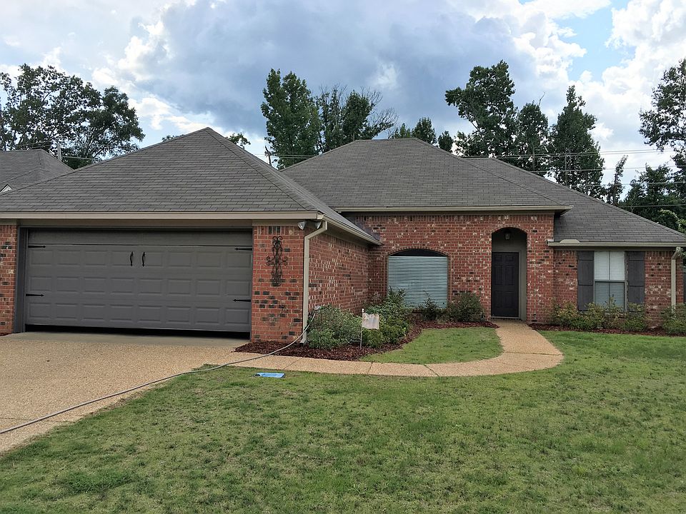 1st image of 946 Clubhouse Dr