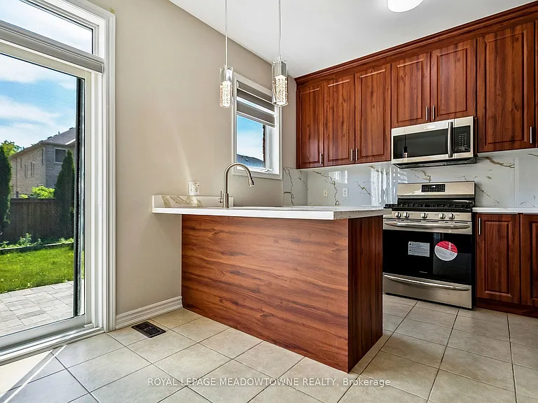 15 Learmont Ave #UPPER — Photo 17