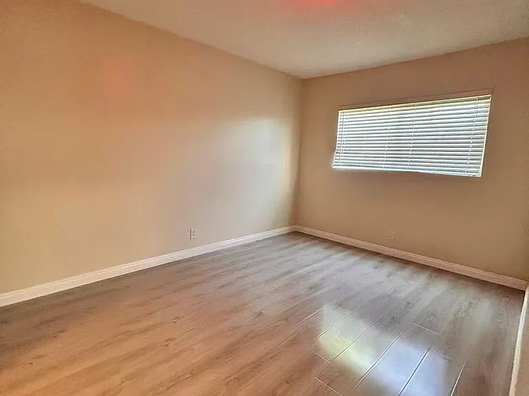 7642 Vineland Ave — Photo 8