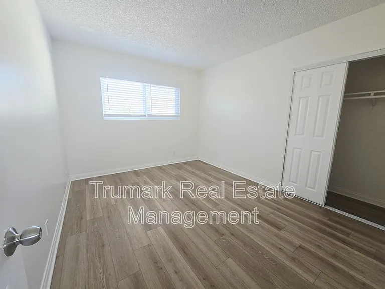 210 W Tujunga Ave #5 — Photo 4