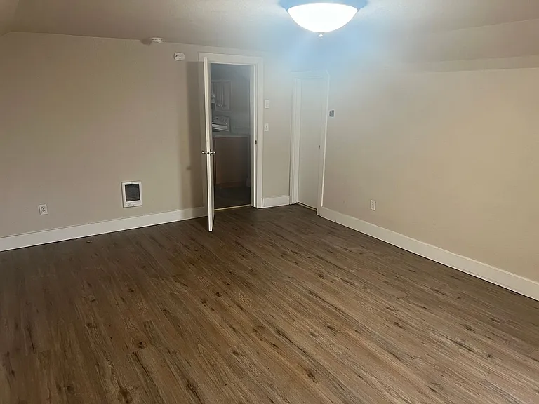 2111 State Ave NE — Photo 3