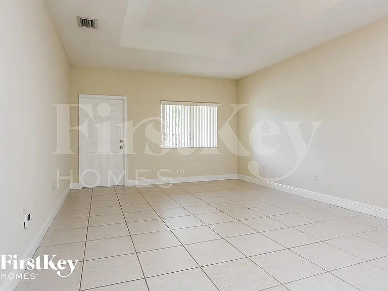 213 SW 15th Pl — Photo 4