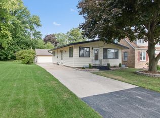 9249 S Annette Pl, Oak Creek, WI 53154