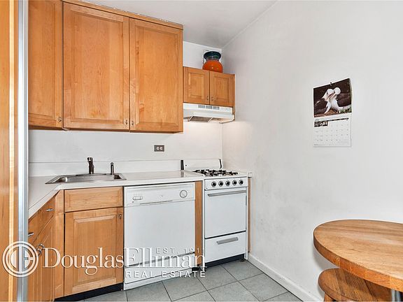 3rd image of 10 W 15th St APT 1523