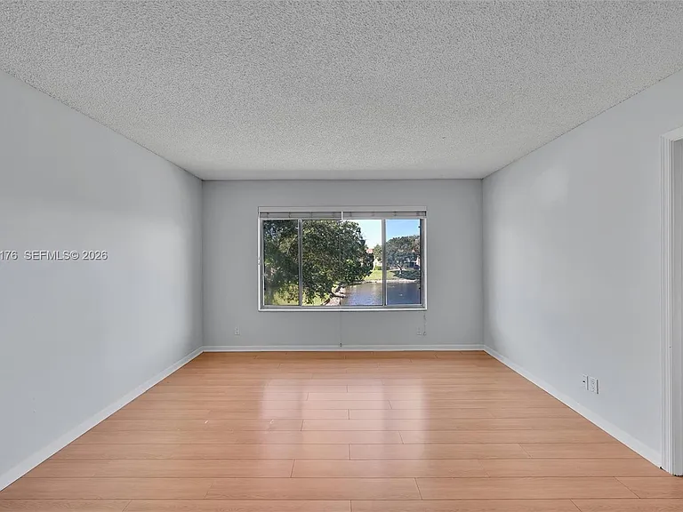 906 Twin Lakes Dr #8-J — Photo 5