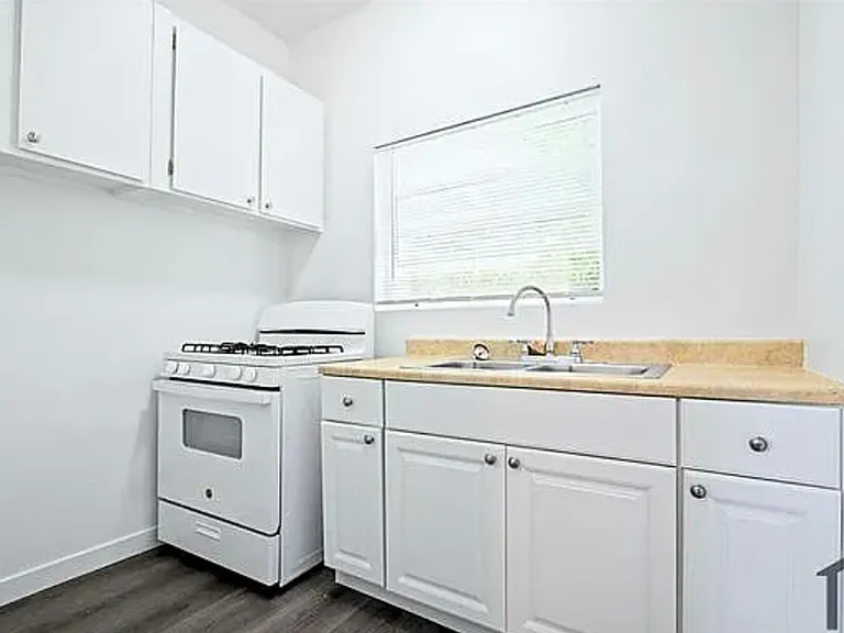 1318 S Pacific Ave — Photo 2
