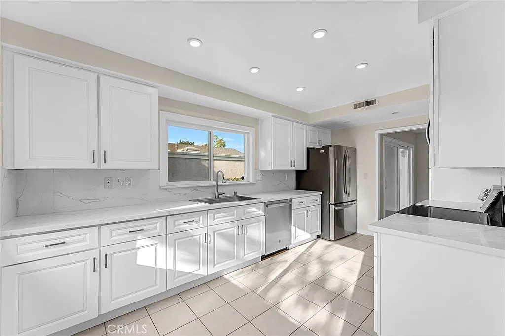 5 bed, 2.5 bath, 2517 sqft, $6,500 — Photo 1