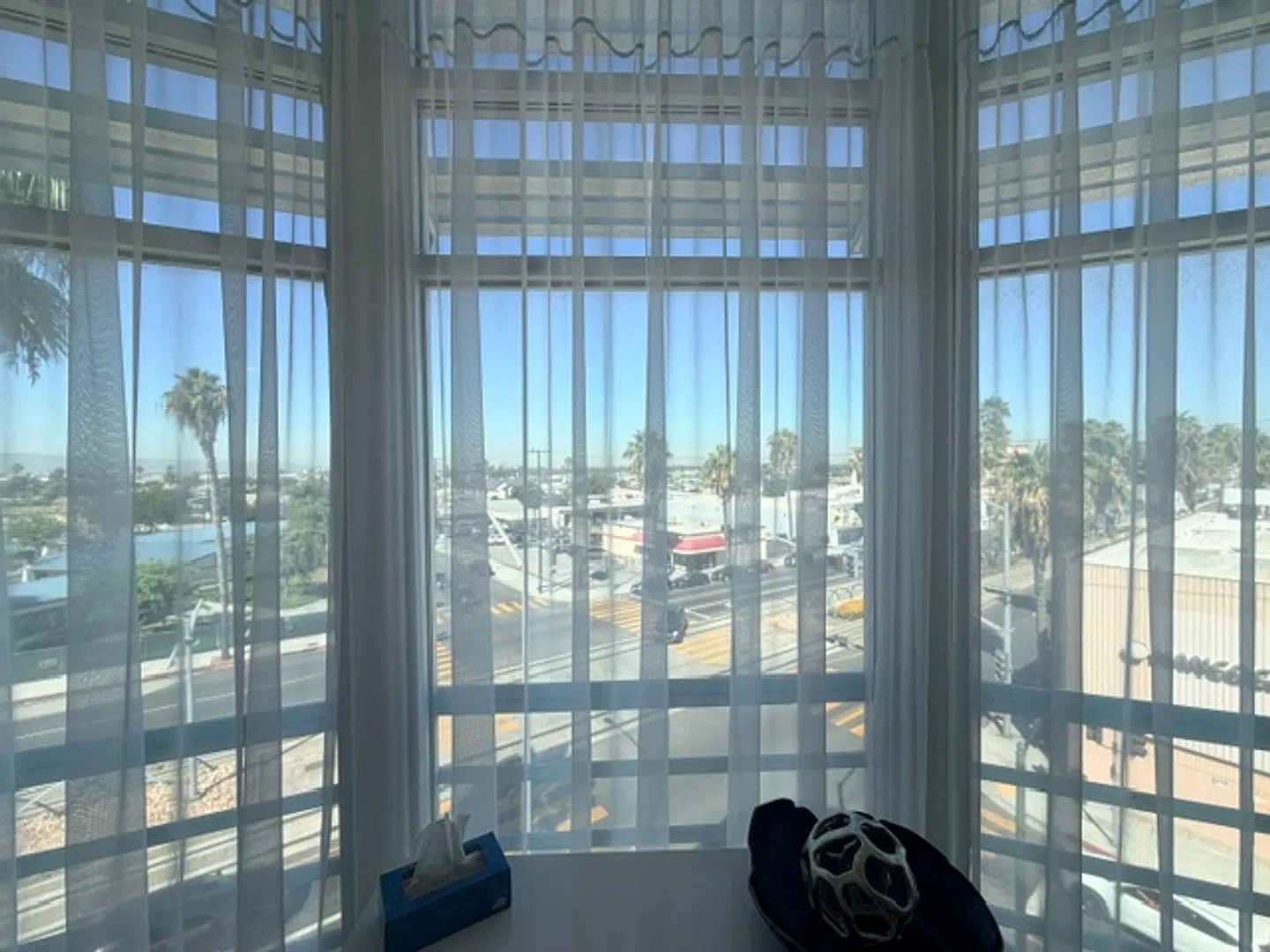 Modern Top-Floor Corner 1-Bedroom Condo in Long Beach Available Furnished or Unfurnished — Photo 2
