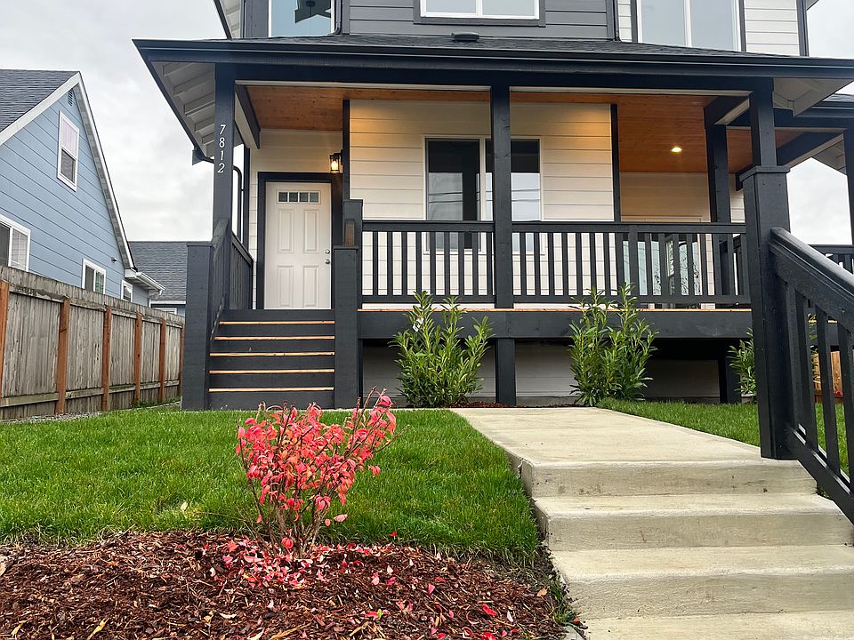 Gorgeous, landscaped entry