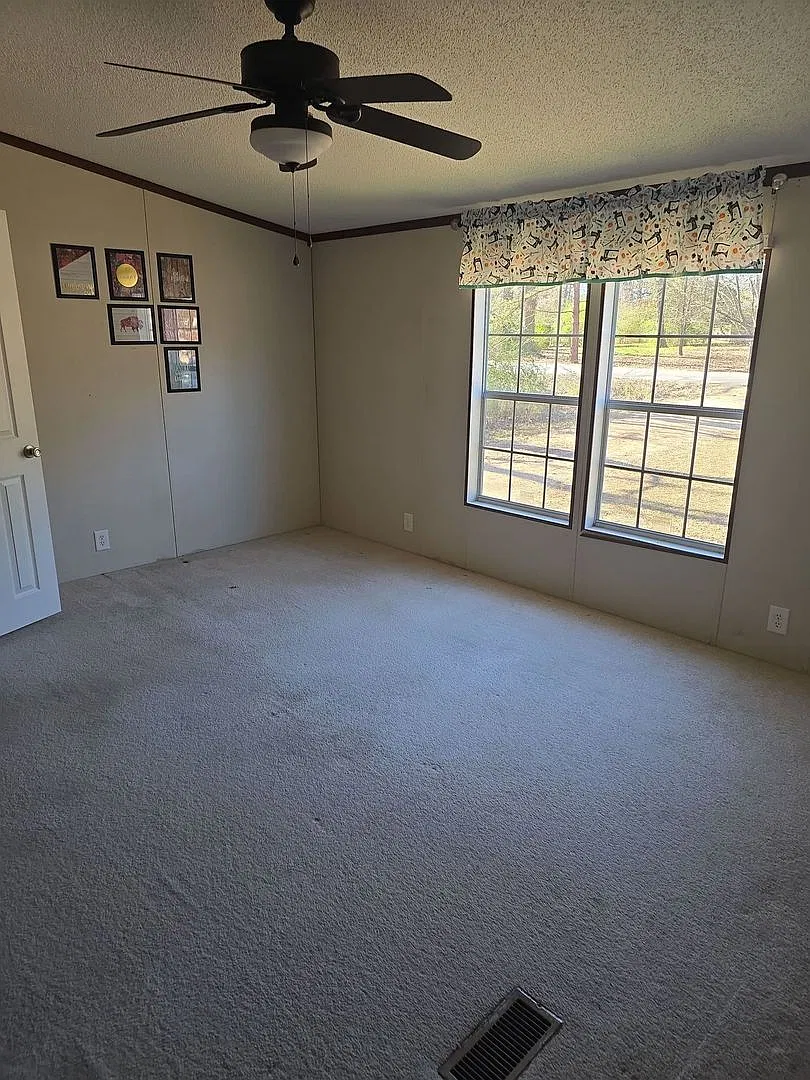 Refurbished 4 bedroom 2 bath — Photo 4