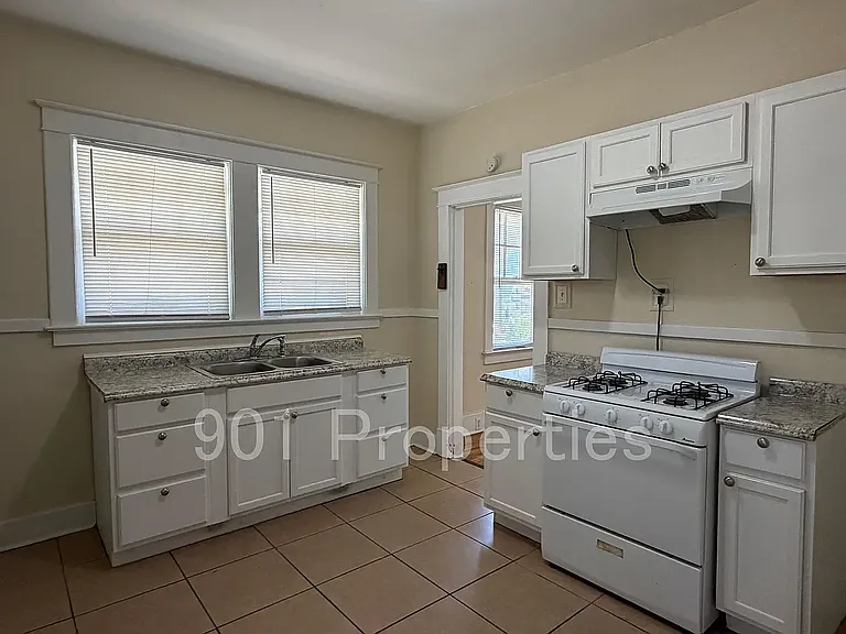 1055 S Cox St — Photo 3