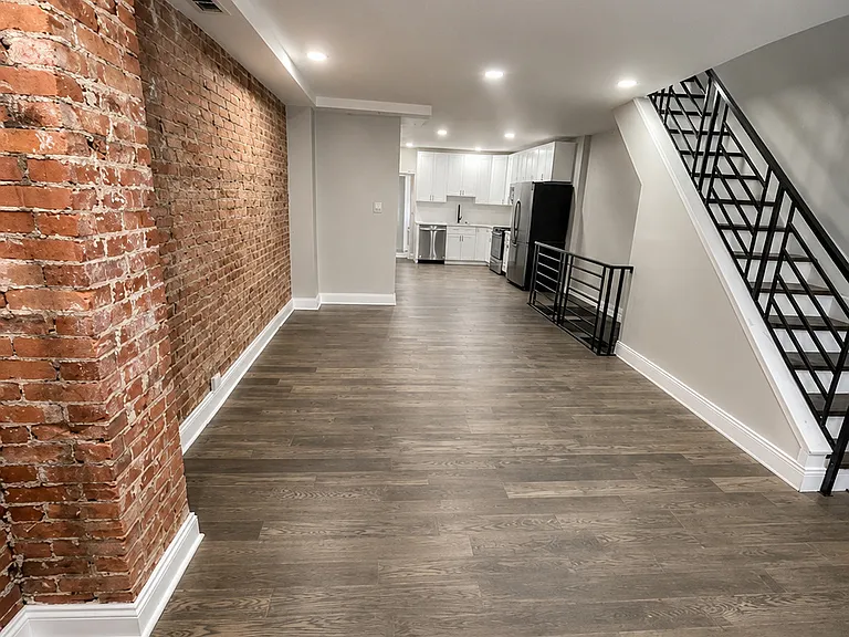 347 N Robinson St — Photo 3