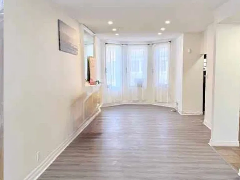 137 Queen St S — Photo 3