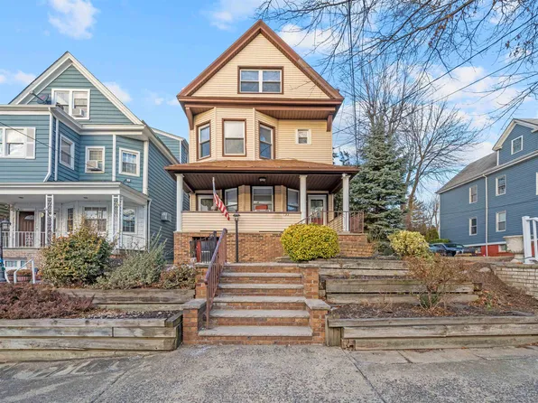 131 W 30th St, Bayonne, NJ 07002