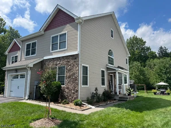 10 Riverside Dr, Clinton Town, NJ 08809