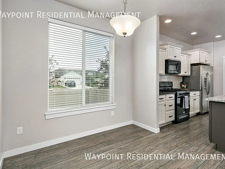 1142 W Parkstone St — Photo 10