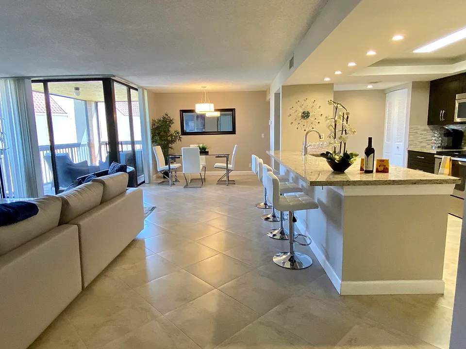 2255 Lindell Blvd #502