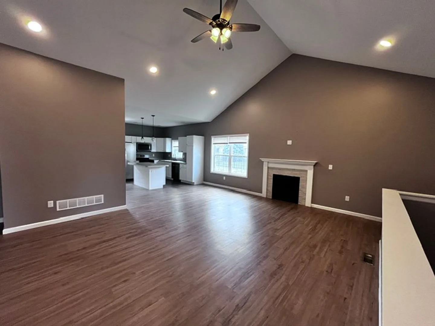 NEW Construction - move in ready - Charming 3-bedroom/2-bathroom duplex in Washington, IL — Photo 4