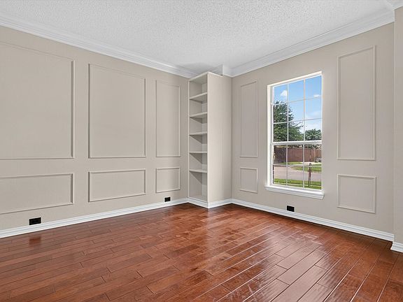 3rd image of 525 Blackfield Dr