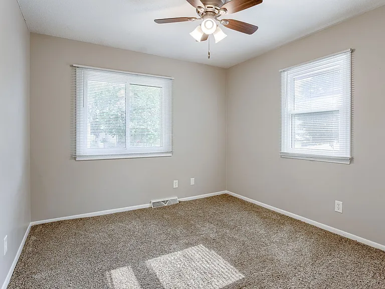 11705 Meredith Ave — Photo 17