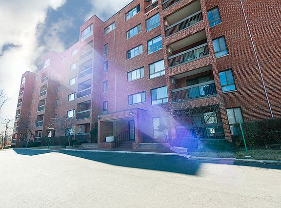 2nd image of 600 Naples Ct APT 204