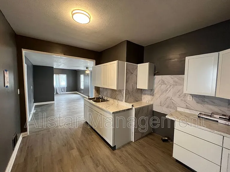760 W 9th St — Photo 11