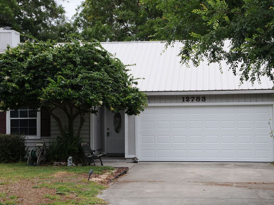 Front of home w brand new garage door
