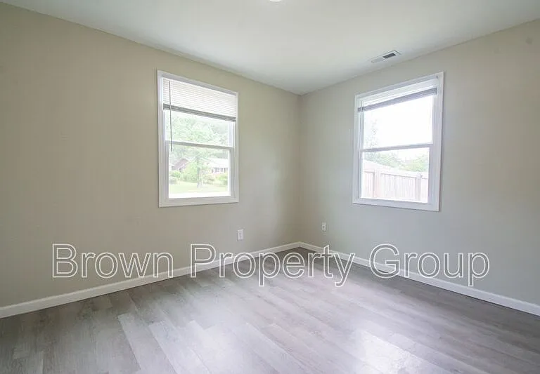 1401 Thelbert Dr — Photo 9
