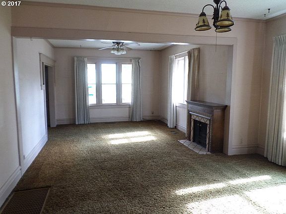 5th image of 302 N Clairmont St