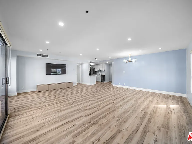 727 S Ardmore Ave #108 — Photo 2