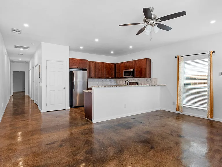 906 Gulf #102 — Photo 4