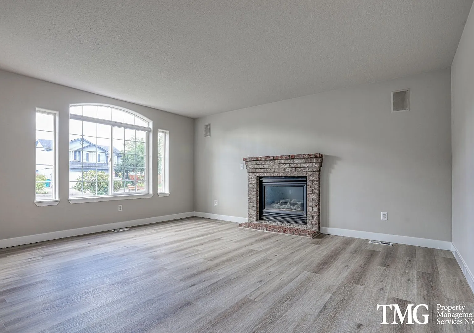 4 Bed 2.5 Bath Home Near Parks, Shopping, and Dining. Main Level Primary Suite! — Photo 4