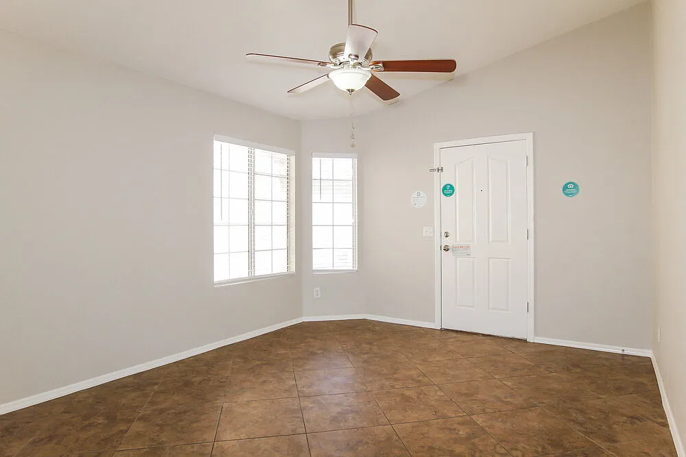 3 bed, 2.0 bath, 1221 sqft, $2,055 — Photo 3