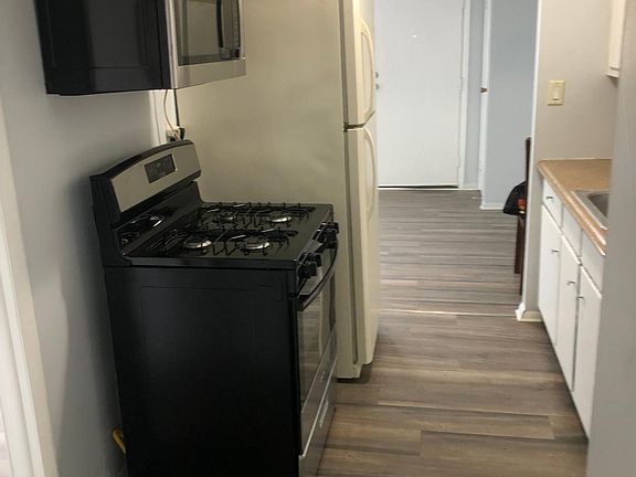 3rd image of 1032 N Wood St #1032