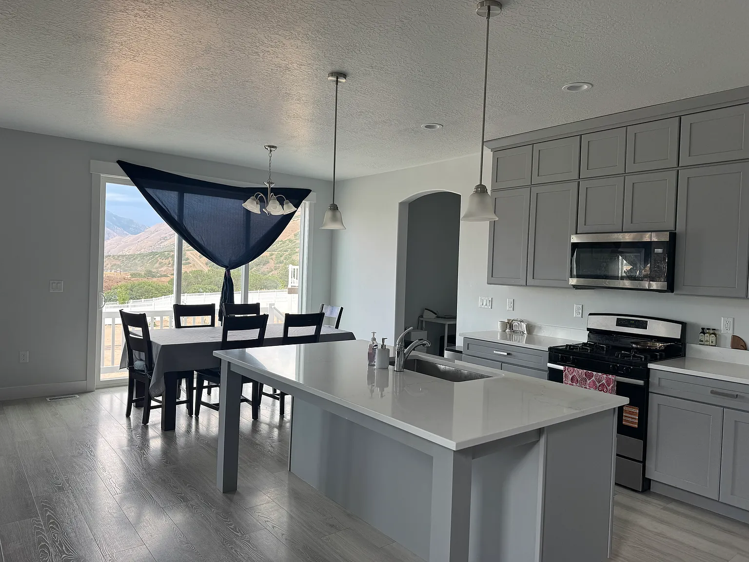 4 bed, 2.5 bath, 3984 sqft, $3,950 — Photo 2