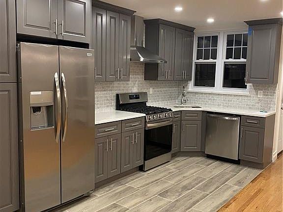 4th image of 2419 Young Ave #2