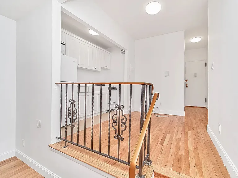 219 E 25th St #2D — Photo 4